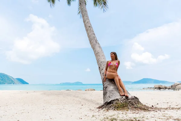 Junge Schlanke Frau Palmennähe Einem Weißen Tropischen Strand — Stockfoto