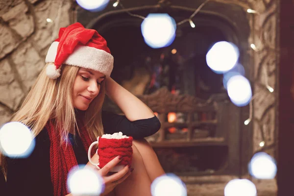 Blonde Žena Krbu Šálek Kávy Marshmallow Vánoční Čepice — Stock fotografie