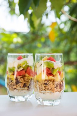Meyve kesim ile taze ev yapımı tropikal egzotik granola müsli yoğurt kahvaltı