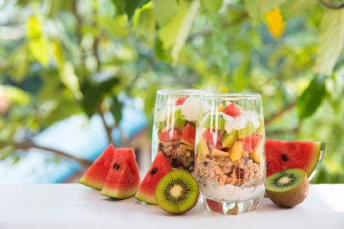 Meyve kesim ile taze ev yapımı tropikal egzotik granola müsli yoğurt kahvaltı