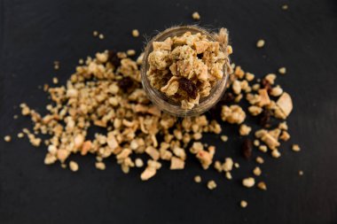 Taze ev yapımı tropikal egzotik granola müsli kahvaltı