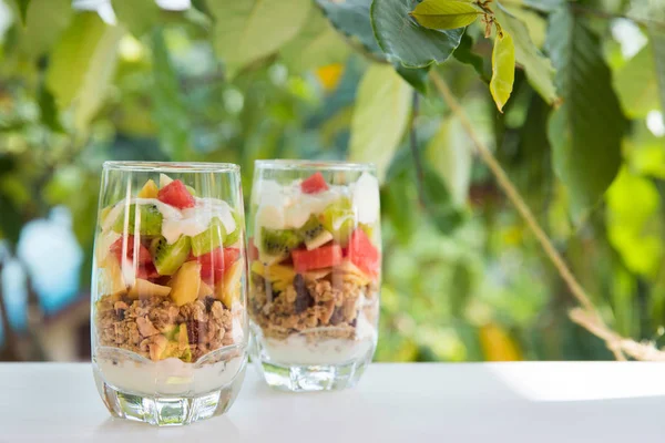Čerstvý domácí tropický exotický müsli musli snídani jogurtem s ovocnými řezy — Stock fotografie