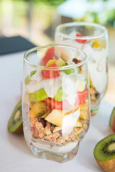 Fresco casero tropical exótico granola muesli yogur desayuno con cortes de frutas — Foto de Stock