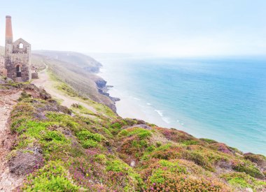 Seçme St Agnes ve Şapel Porth Atlantik Okyanusu kıyısında, Cornwall