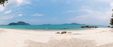 Mavi su ile tropikal beyaz kum deniz kıyısı plaj