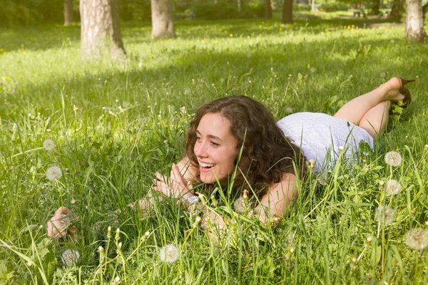 Frau rastet auf Wiese aus — Stockfoto