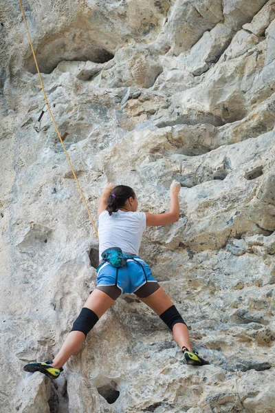 Young woman rock climbing on karst limestone white mountain in Thailand — 스톡 사진