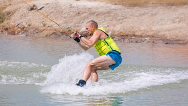 Adam çalışma wakeboarding Mavi Göl kenarında