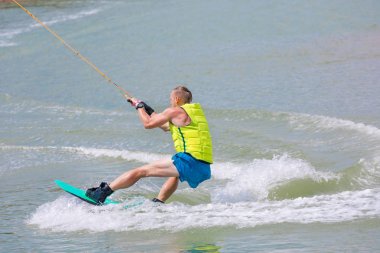 Adam çalışma wakeboarding Mavi Göl kenarında