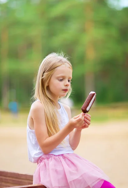 Little girl eats stick ice cream bar eskimo pie — Stock Photo, Image