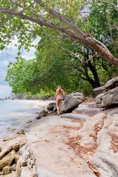 Ung kvinna på den vita stranden nära havet — Stockfoto