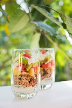 Meyve kesim ile taze ev yapımı tropikal egzotik granola müsli yoğurt kahvaltı