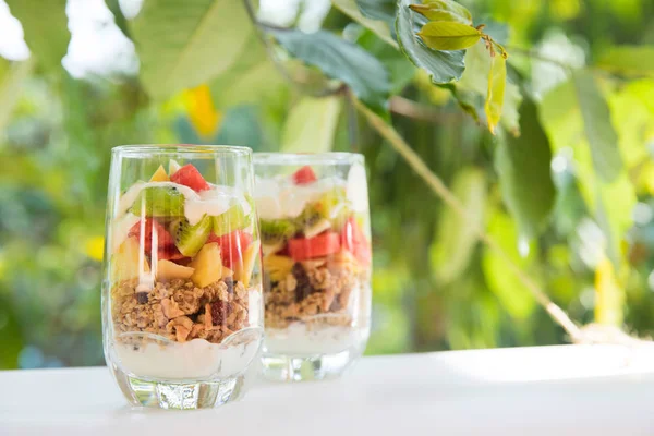 Čerstvý domácí tropický exotický müsli musli snídani jogurtem s ovocnými řezy — Stock fotografie