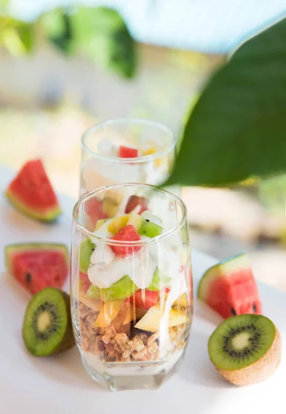 Fresco casero tropical exótico granola muesli yogur desayuno con cortes de frutas — Foto de Stock