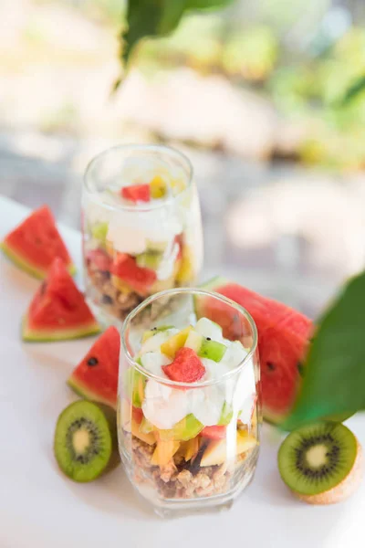 Fresco fatto in casa tropicale muesli muesli esotico colazione con tagli di frutta — Foto Stock