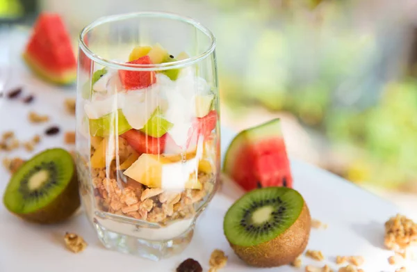 Fresco casero tropical exótico granola muesli yogur desayuno con cortes de frutas — Foto de Stock