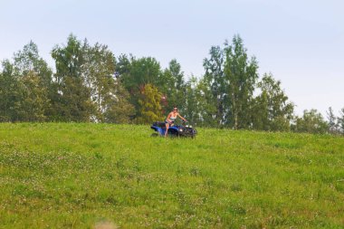 Zarif kadın binme quadrocycle Atv