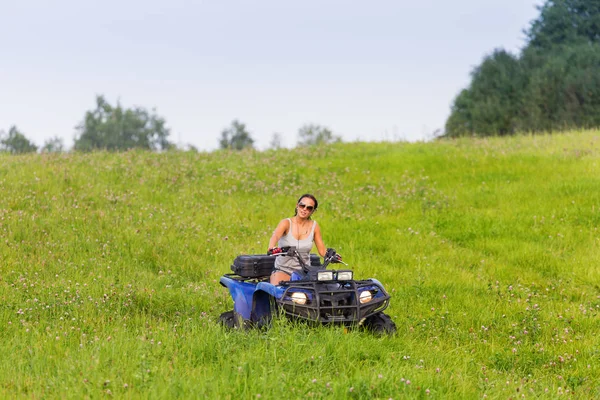 Mujer elegante a caballo quadrocycle ATV —  Fotos de Stock