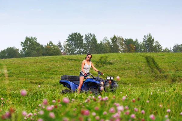 Elegante donna a cavallo quadrociclo ATV — Foto Stock