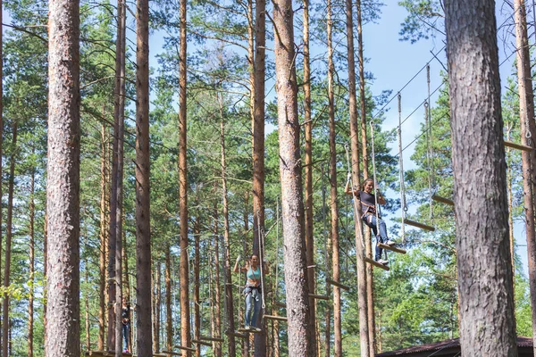 Jonge dappere vrouw klimmen in een touw avonturenpark — Stockfoto