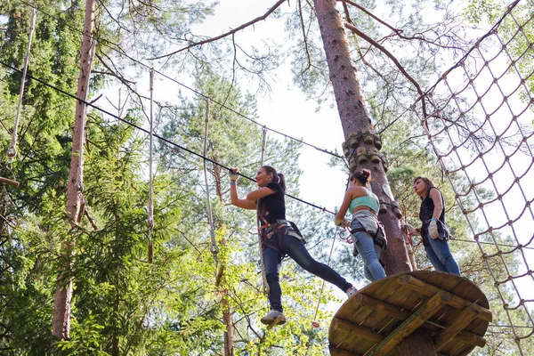 Jonge dappere vrouw klimmen in een touw avonturenpark — Stockfoto