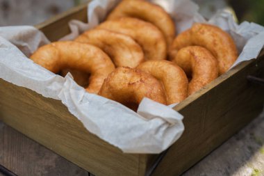 Ahşap zemin üzerine pudra şekeri krema ile ev yapımı çörek