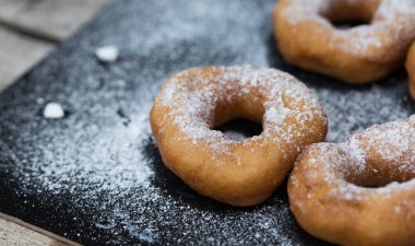 Ahşap zemin üzerine pudra şekeri krema ile ev yapımı çörek