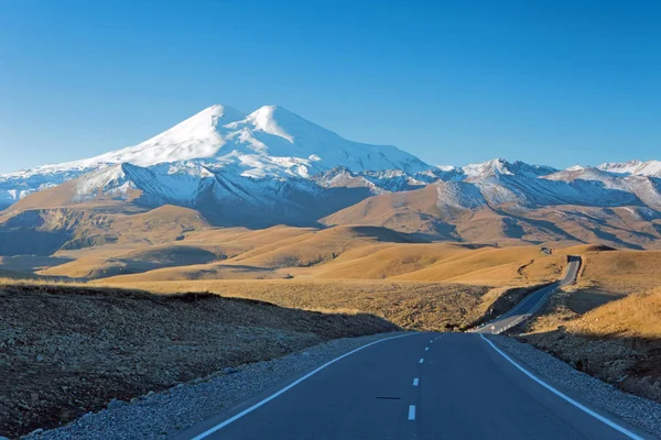 Sönmüş yanardağ Elbrus ve ana Kafkas ridg orta kısmında
