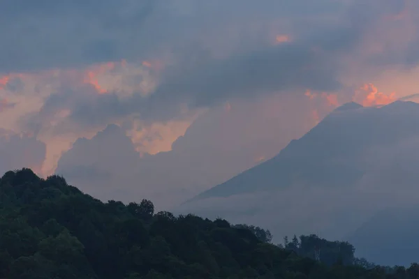 Sonbahar manzara Batı Kafkasya. En fazla tedavi etkisi inanılmaz temiz hava nedeniyle