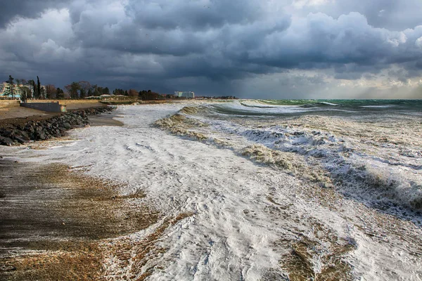 Karadeniz üzerinde güçlü bir kasırga. Olimpiyat bay. Adler bölge Sochi