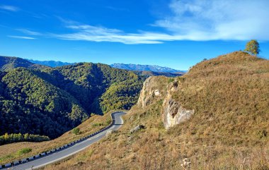 Sakız Bashi geçmek. Asfalt yolun Kislovodsk ve Karachaevsk şehirlerinin bağlanır