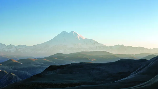Elbrus ve bitişik alanları iyi gelişmiş altyapı nedeniyle popülerdir. Eyer Kafkasya en yüksek dağ sığınakta olduğunu