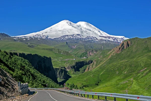 Rocky Dağları, orman ve dağ nehir aşağıda. Kuzey Kafkasya. Russi