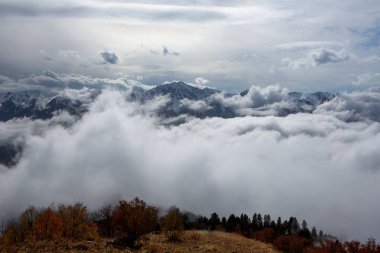 Aibga aralıktır Krasnaya Polyana, Doğu Abhazya'da, kısmen topraklarında Sochi Milli Parkı ile sınırı yakınlarında bir dağ