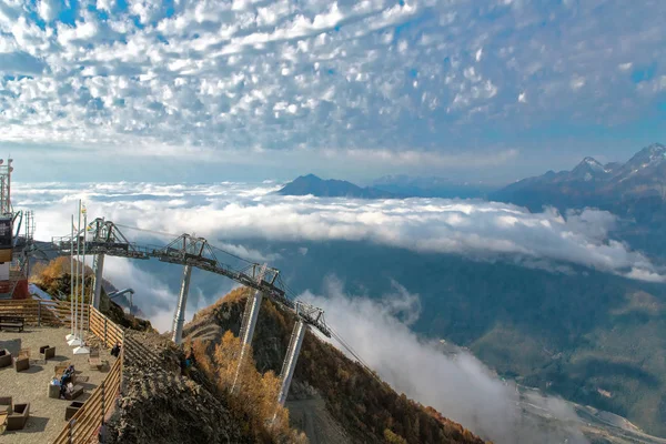 Sonbahar manzara Kafkasya. Aibga ridge, 2.200 metre deniz seviyesinden yüksekliği Mark Kuzey mahmuz tepesinden benzersiz panoramik