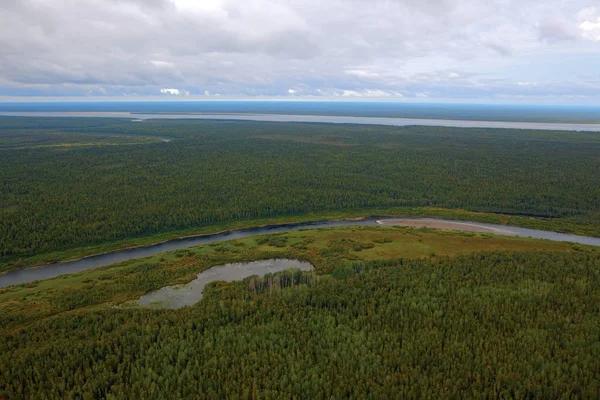 Yenisey Irmağı Vadisi bir helikopterden Krasnoyarsk Bölgesi kuzeyinde Far bahar yüksek suda sırasında fotoğraflandı. Russi