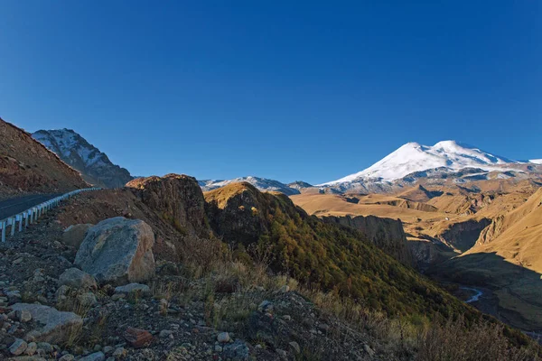 Gyly-Su yolu gri dev Elbrus 2380 m rakımda kuzey yamaçlarında çatışmalar Kabardey-işgalciler içinde açıktır. Maden suları için ünlü bir yerdir.
