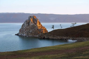 Pelerin Olkhon adada Deniz baykal Batı kıyısında orta kesiminde Shamanka Rock (Ayrıca Cape burhan, Shamansky Cape, mağara Cape) olduğunu.
