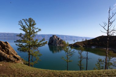 Olkhon, en büyük ada, Deniz Baykal, batı kıyısından gölün ortasında yer alır.