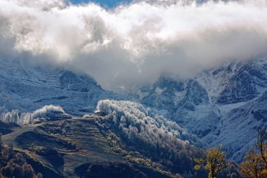 Sonbahar. Caucasus. Dağ kayak izi. Sochi.
