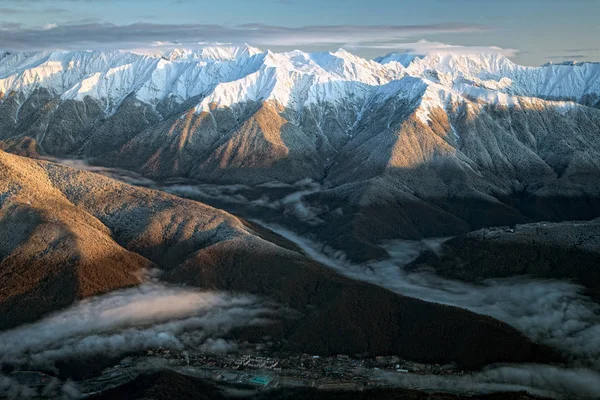 Bulutların üstünde. 2200 m yükseklikte kış görünümünden Krasnaya Polyana yerleşim Sochi ve ana beyaz çaldı