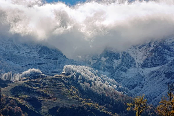 Sonbahar. Caucasus. Dağ kayak izi. Sochi.