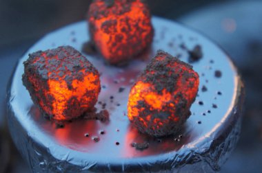 sıcak nargile kömürleri, nargile, nargile kiremit, ısı, ateş, sıcak kömürleri, edebiyat kömür kase tütün ve kömür ile