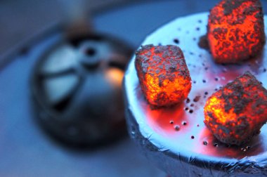 sıcak nargile kömürleri, nargile, nargile kiremit, ısı, ateş, sıcak kömürleri, edebiyat kömür kase tütün ve kömür ile