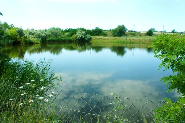 Hermoso lago pintoresco en la mañana Ucrania, lugar tranquilo y tranquilo, reserva natural — Foto de Stock
