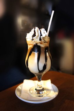 Dondurma ile üstte buz kahvesi. Kahve içeceği. Şurubu ile çikolata frappe