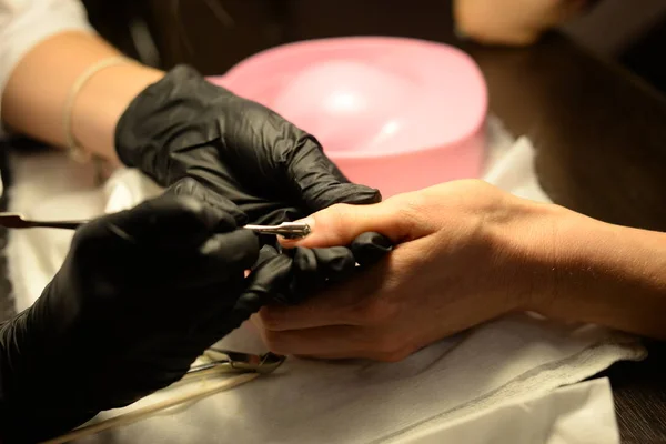 Manicure w salonie. Powłoka Żel lakier fotografii zbliżenie. — Zdjęcie stockowe