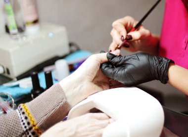 salonda manikür. Jel vernik fotoğraf yakın çekim kaplama.