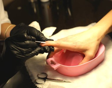 salonda manikür. Jel vernik fotoğraf yakın çekim kaplama.