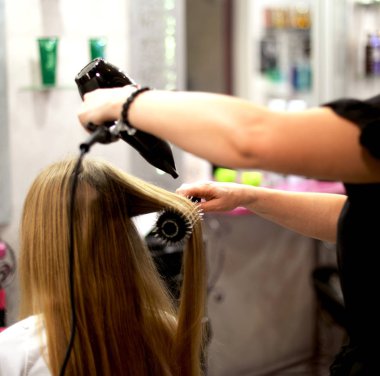 Saç şekillendirme. saç modeli içinde bir güzellik salonu. saç kurutma makinesi